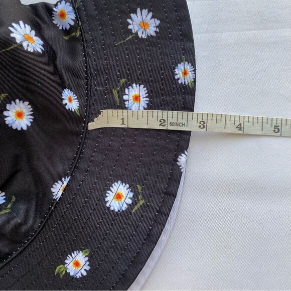 Alice + Olivia Daisy Print & Solid White Reversible Bucket Hat - Picture 12 of 12